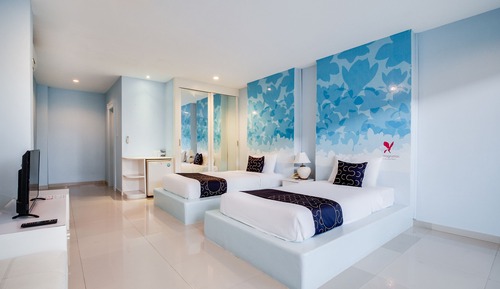 Habitación superior con 2 camas individuales, acceso a la piscina