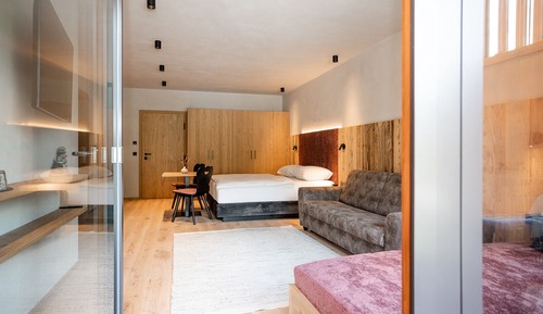 Habitación cuádruple Deluxe, 1 cama de matrimonio grande con sofá cama, balcón (Alpensuite)