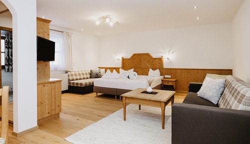 Habitación triple, balcón, vistas a la montaña (Alpensuite)