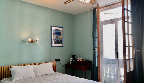 Habitación superior con 1 cama doble o 2 individuales, 1 habitación, vistas a la ciudad