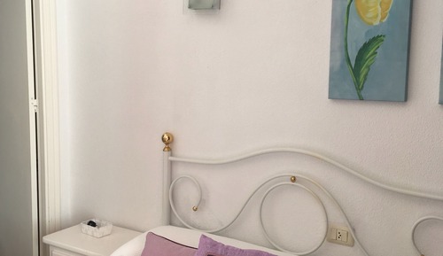 Habitación superior con 1 cama doble o 2 individuales, en la zona del patio