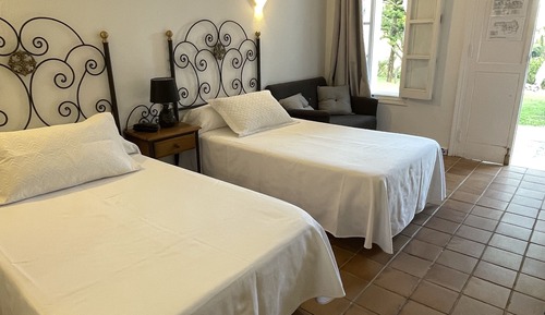 Habitación con 1 cama doble o 2 individuales, vistas al jardín