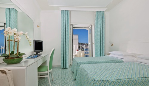 Habitación doble superior, vistas parciales al mar