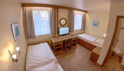 Habitación básica con 2 camas individuales