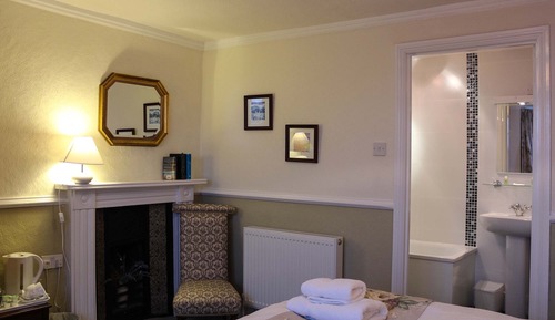 Habitación con 2 camas individuales, baño privado (First Floor Sea View)