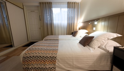 Habitación con 2 camas individuales, en la zona del jardín