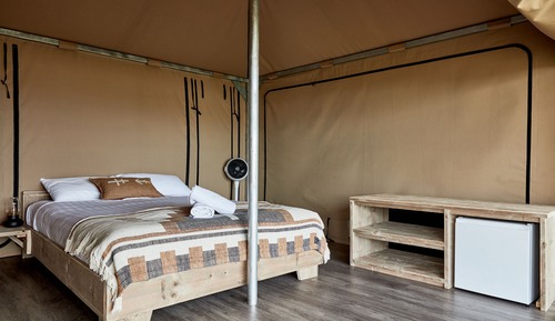 Tienda Confort, 1 cama de matrimonio, junto a la playa