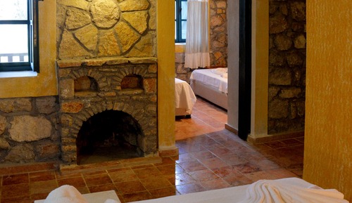 Stone Land View Family Room