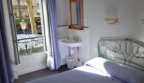 Habitación Doble con lavabo (ducha compartida con cargo, WC compartido)