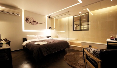 Room (Sweet-window bathtub (netflix availab)