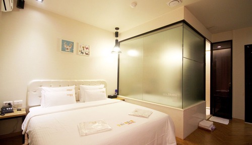 Room (Deluxe (Netflix Bathtub))