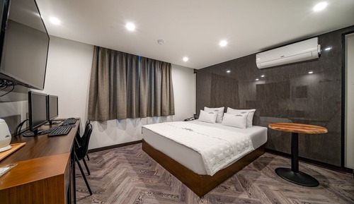 Room (Deluxe B (Couples PC + Netflix viewin)