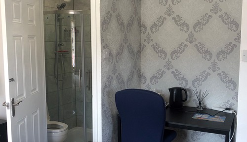 Habitación doble, baño privado (First floor)