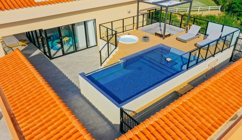 Suite exclusiva, varias camas, piscina privada, vistas al mar