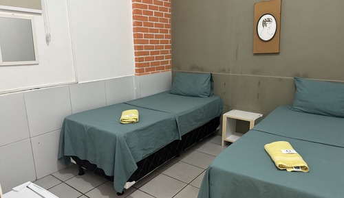 Habitación básica con 2 camas individuales