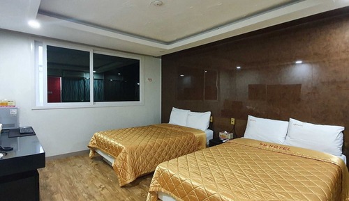 Room (Twin)