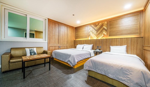 Room (VIP Twin (additional charge for conse)