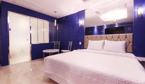 Room (Romantic Antique (Netflix (personal a)