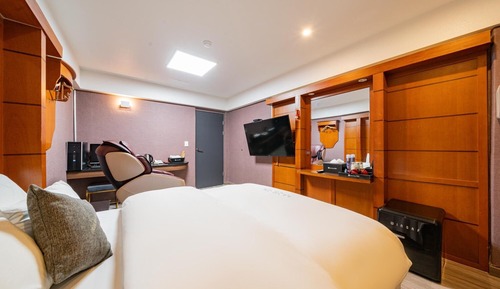 Room (Suite (Massage Chair Sauna Netflix Av)