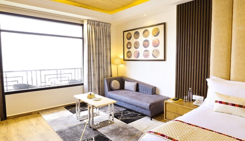 Suite estudio ejecutiva, 1 cama de matrimonio grande, balcón, vistas a la montaña