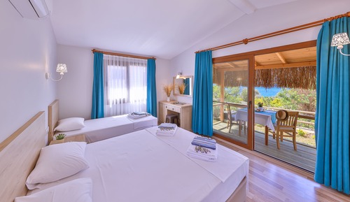 Habitación superior, vistas parciales al mar