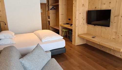 Habitación superior con 1 cama doble o 2 individuales, vistas al valle, en una planta alta