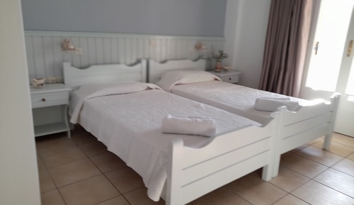 Habitación básica con 1 cama doble o 2 individuales