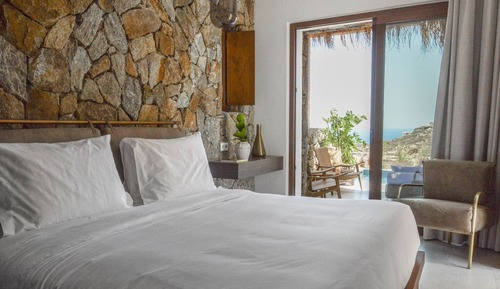 Deluxe Rock Suite with sea view and private pool