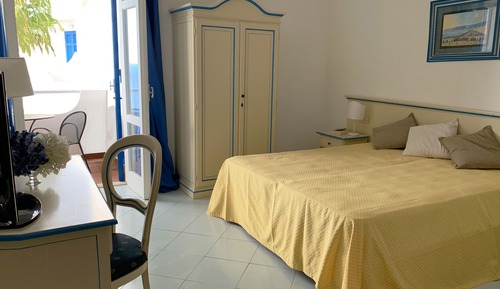 Habitación Confort, balcón, vistas parciales al mar