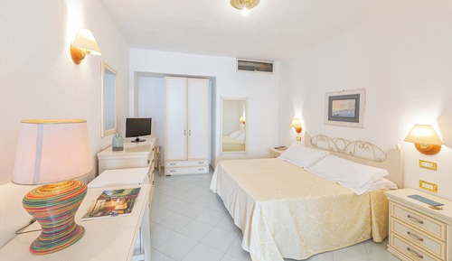 Suite junior, terraza, vistas parciales al mar