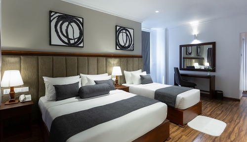 Habitación triple Deluxe, varias camas, balcón