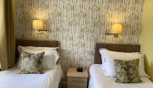 Habitación con 2 camas individuales, baño privado (Room 10)