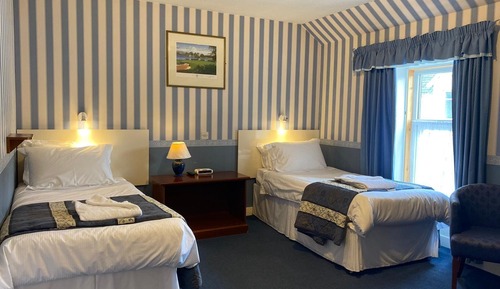 Habitación triple, baño privado (Room 9)