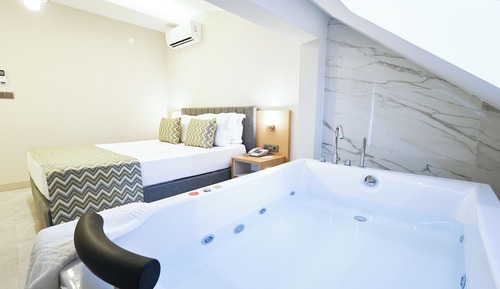 Apartamento de lujo, 1 cama doble con sofá cama, bañera de hidromasaje, vistas al mar