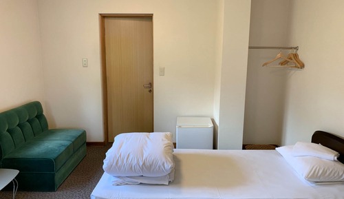 Habitación con 2 camas individuales, baño compartido