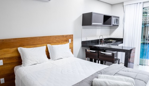 Suite, cocina, vistas a la piscina