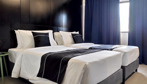 Habitación Deluxe (Amber - 1 Queen/ 2 Single Beds)