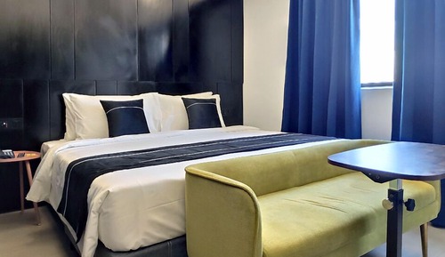 Habitación estándar (Magenta - 1 Queen/ 2 Single Beds)