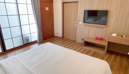 Separated Connecting Room, 1 King  Bed (1st Floor)