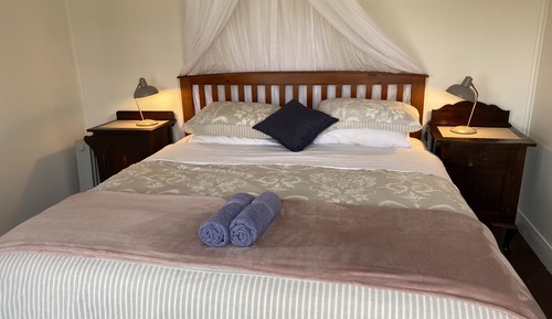 Habitación, 1 cama de matrimonio grande, vistas parciales al mar (Seacroft Room 12)