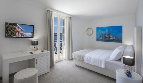 Superior junior suite with sea view balcony