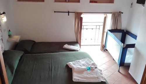Habitación familiar con 1 cama doble o 2 individuales, vistas al mar