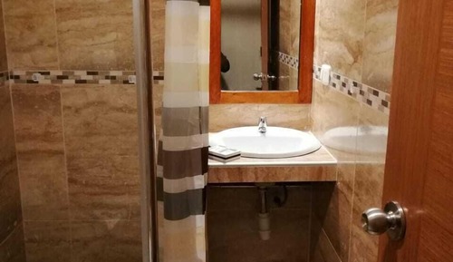Habitación cuádruple familiar, varias camas, baño privado, vistas a la montaña