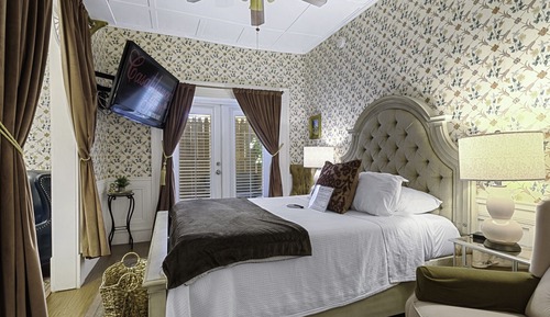 Habitación romántica, 1 cama de matrimonio, patio, planta baja