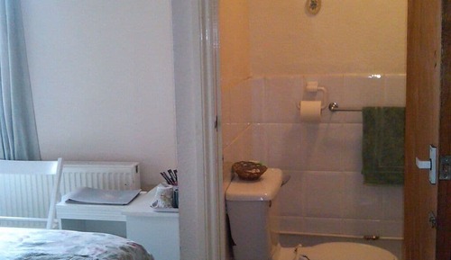 Habitación con 2 camas individuales, baño compartido