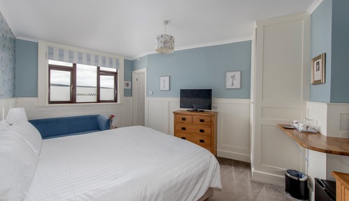 Habitación superior con 1 cama doble o 2 individuales, vistas a la colina (Corelli)