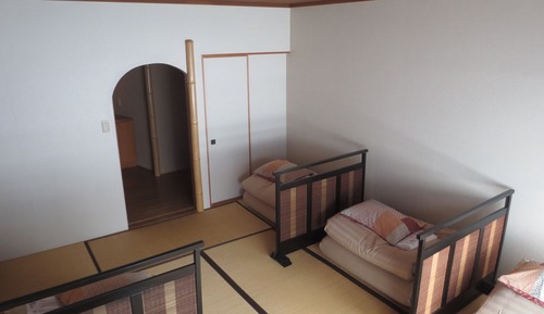 Dormitorio compartido tradicional, solo para mujeres