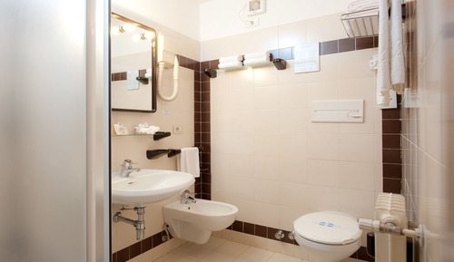 Habitación superior con 1 cama doble o 2 individuales, balcón