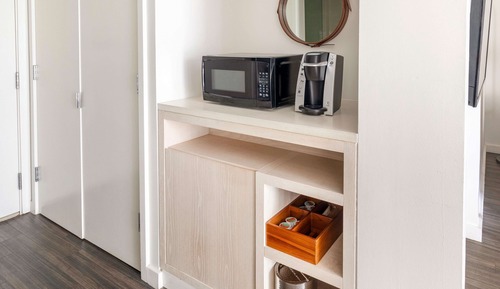 Estudio, 1 cama de matrimonio grande, balcón, vistas parciales al mar