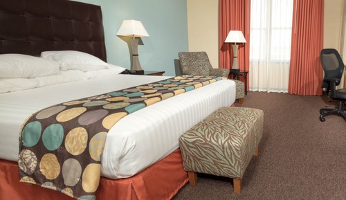 Suite, 1 cama de matrimonio grande con sofá cama (2 Rooms, Roll in Shower, Upper Floor)